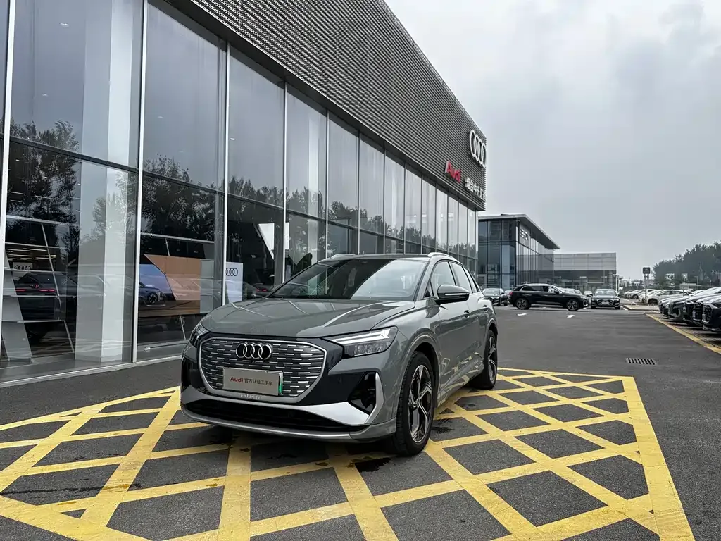 Audi Q4 e-tron — фото 1