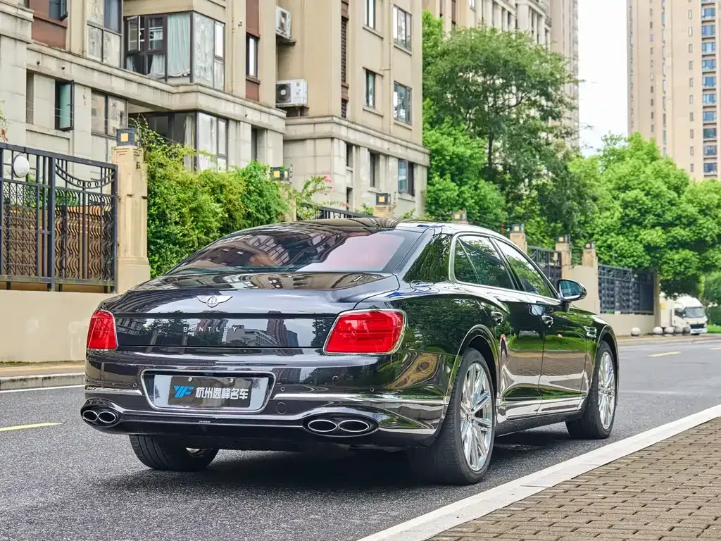 Bentley Flying Spur — фото 9