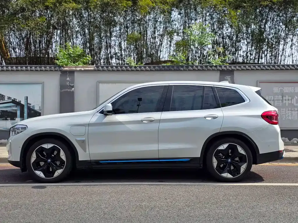 BMW iX3 — фото 4