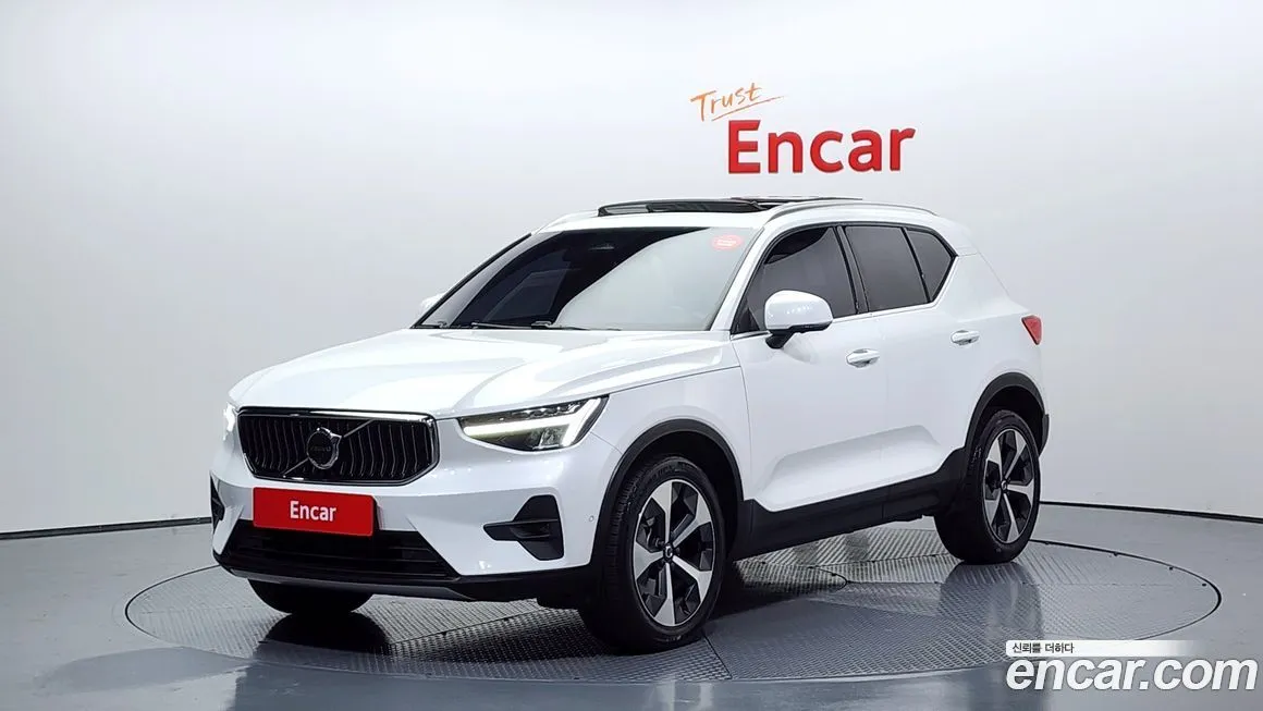 Volvo XC40 — фото 1