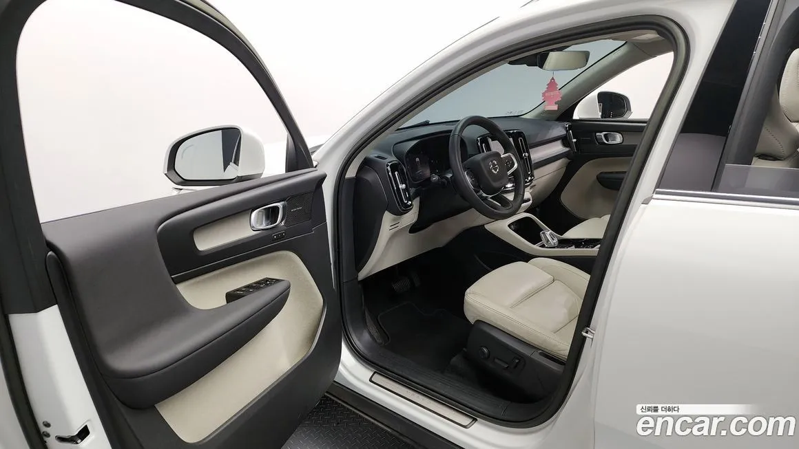 Volvo XC40 — фото 10