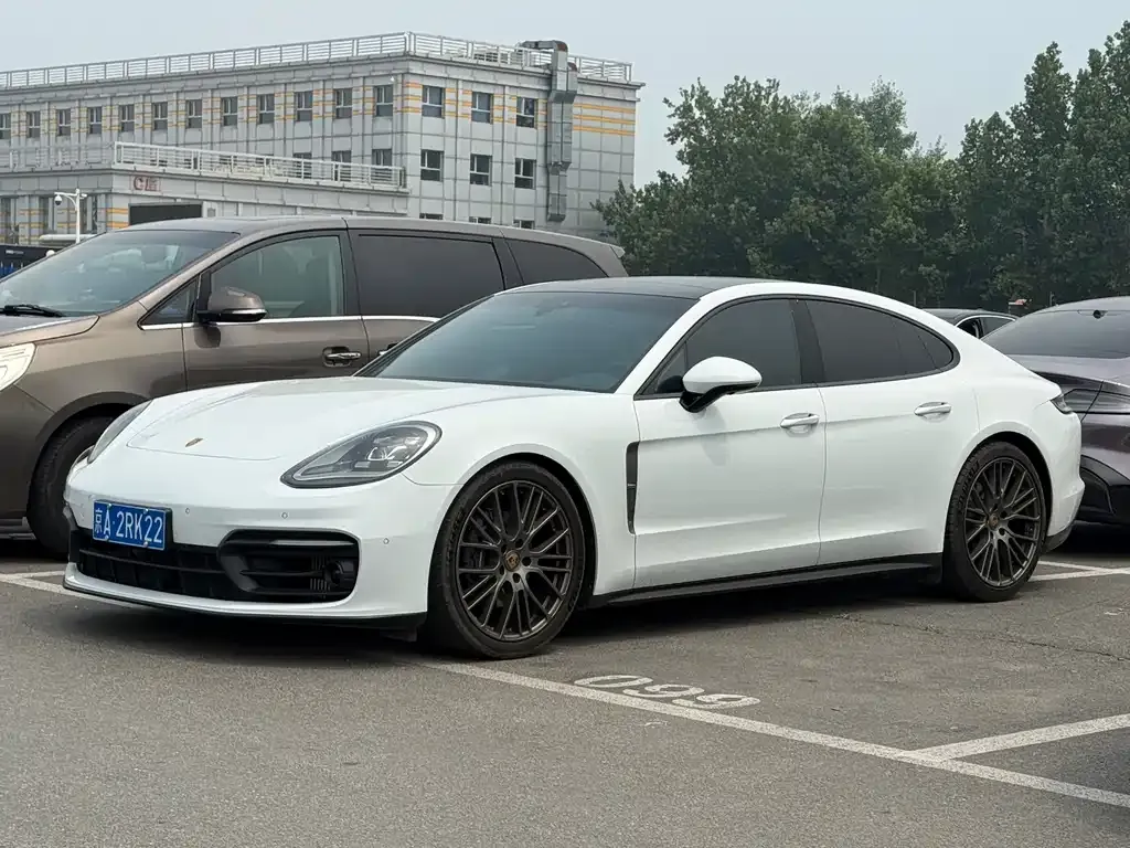 Porsche Panamera — фото 1