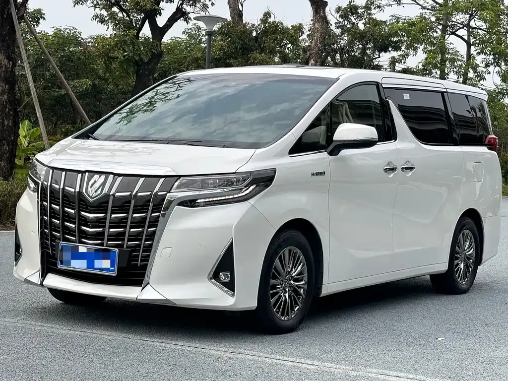 Toyota Alphard — фото 1