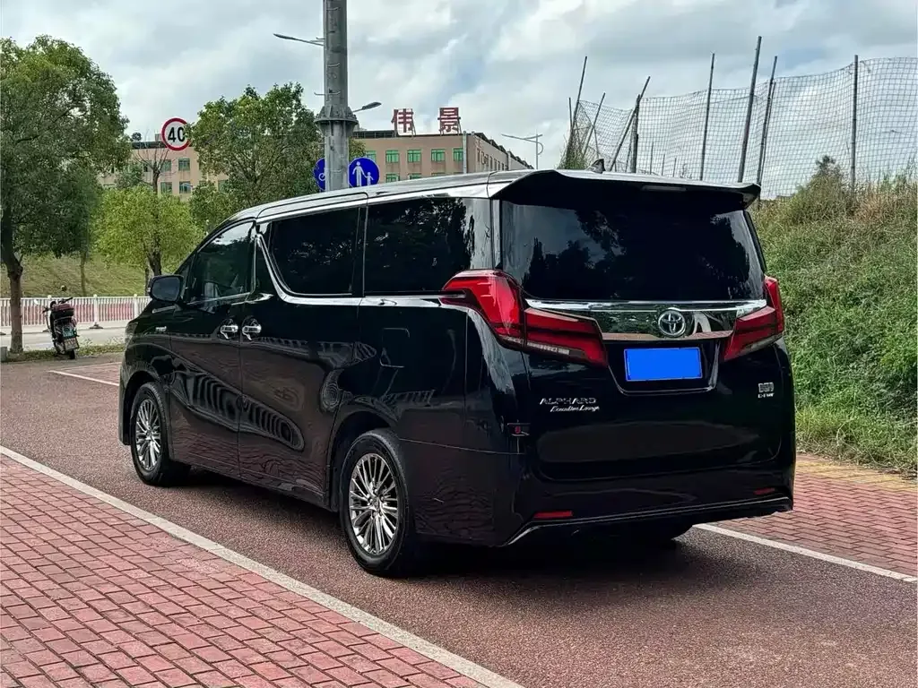 Toyota Alphard — фото 7