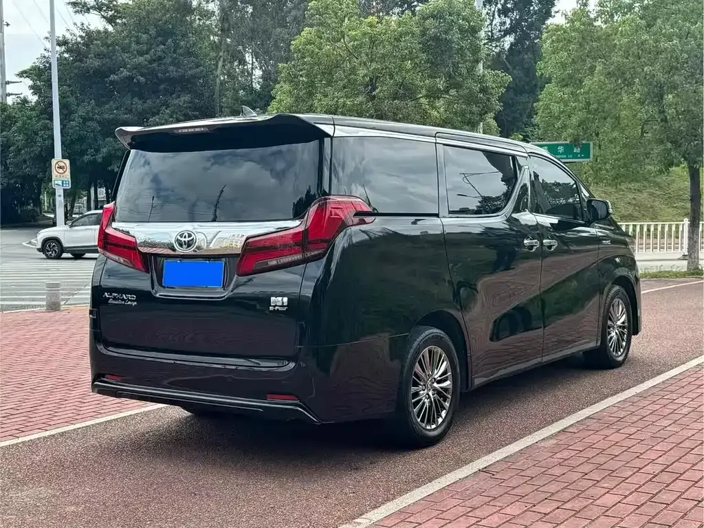 Toyota Alphard — фото 9