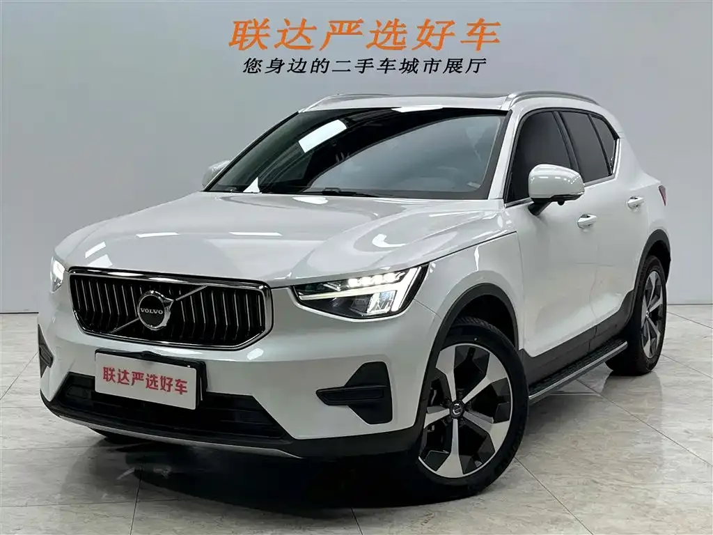 Volvo XC40 — фото 1