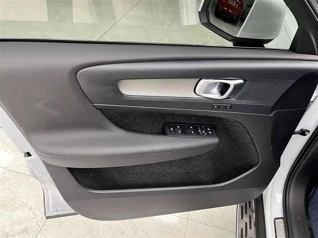 Volvo XC40 — фото 10