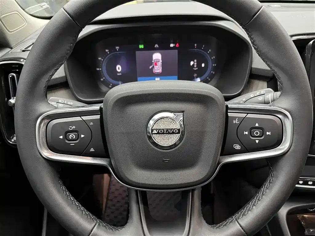 Volvo XC40 — фото 3