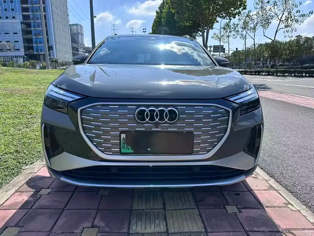 Audi Q4 e-tron — фото 1