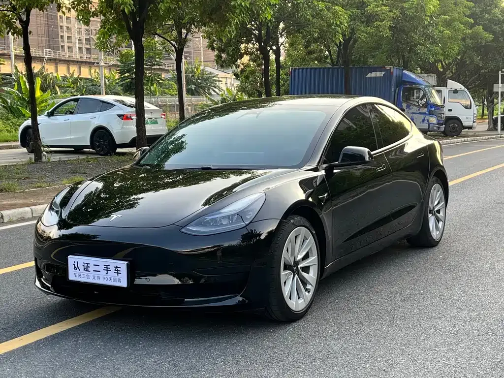 Tesla Model 3 — фото 1
