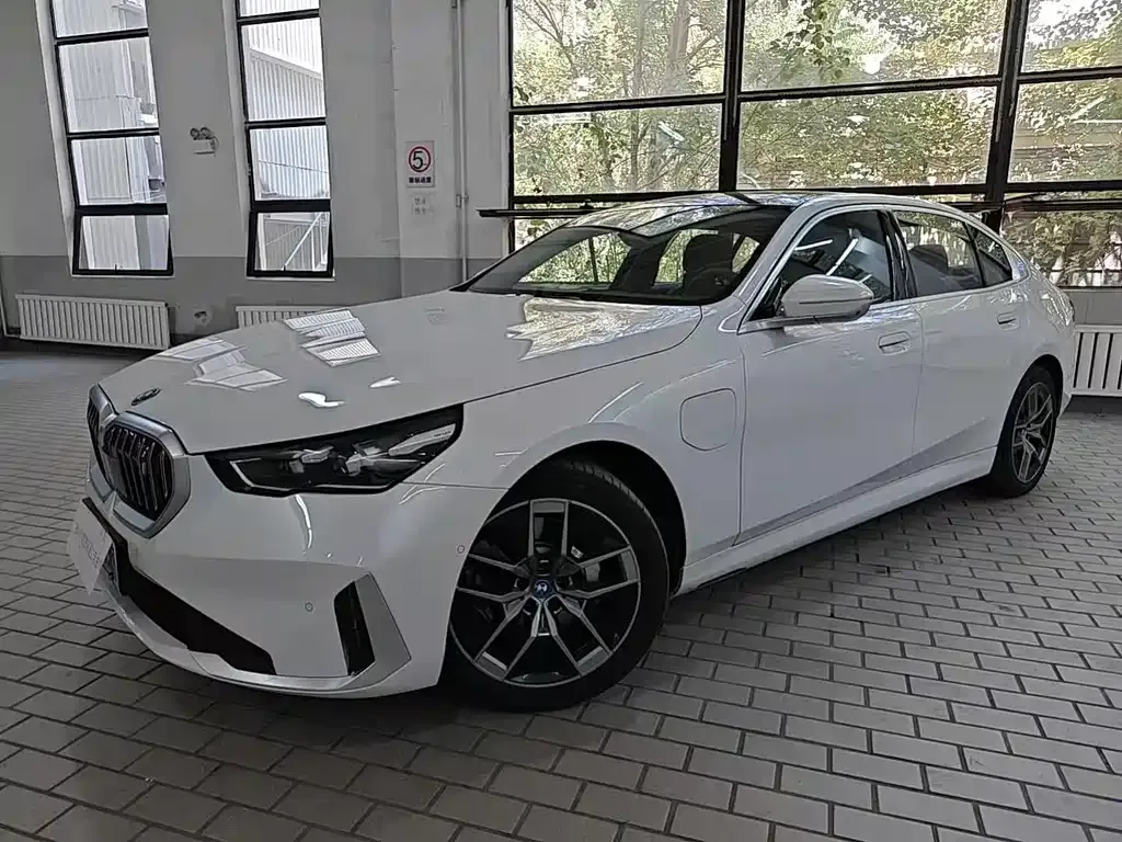 BMW i5 — фото 1
