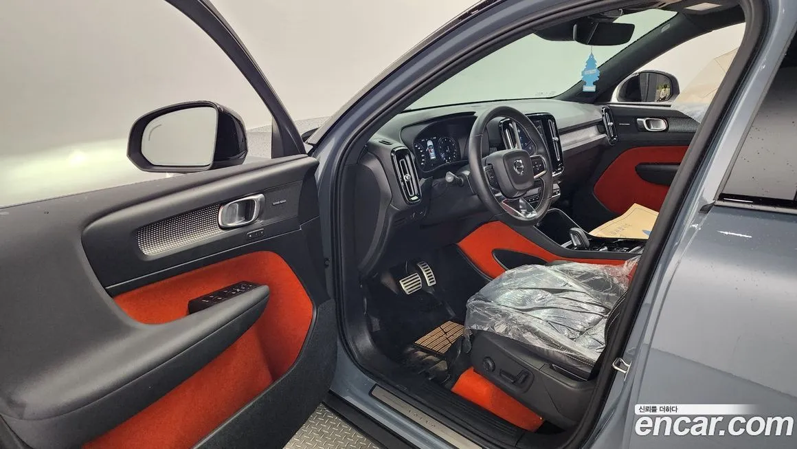 Volvo XC40 — фото 10