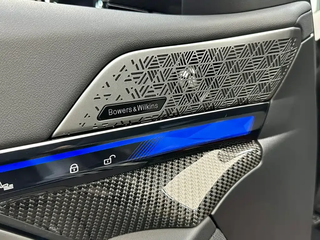 BMW M5 New Energy — фото 9