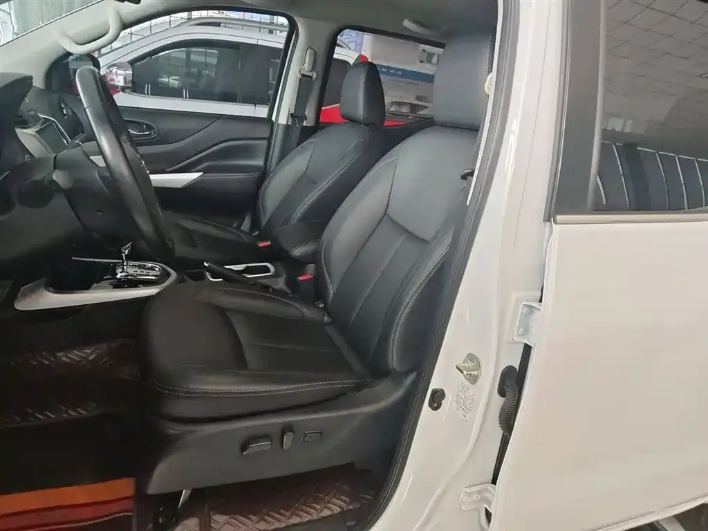 Nissan Navara — фото 10