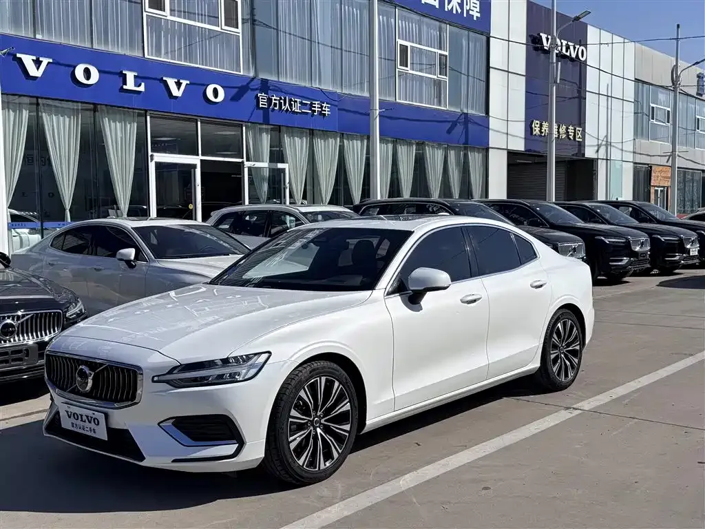 Volvo S60 — фото 1