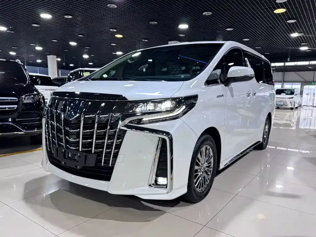 Toyota Alphard — фото 1