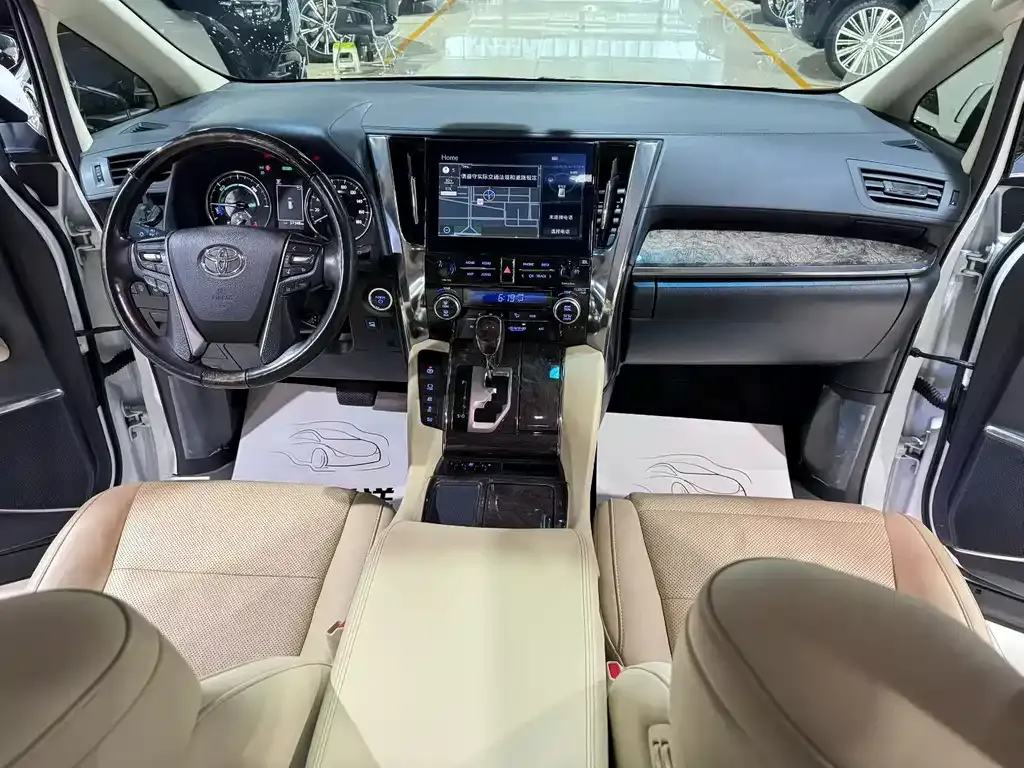 Toyota Alphard — фото 4