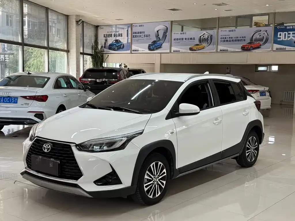 Toyota Yaris L — фото 1