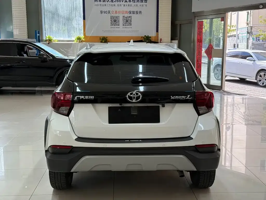 Toyota Yaris L — фото 5