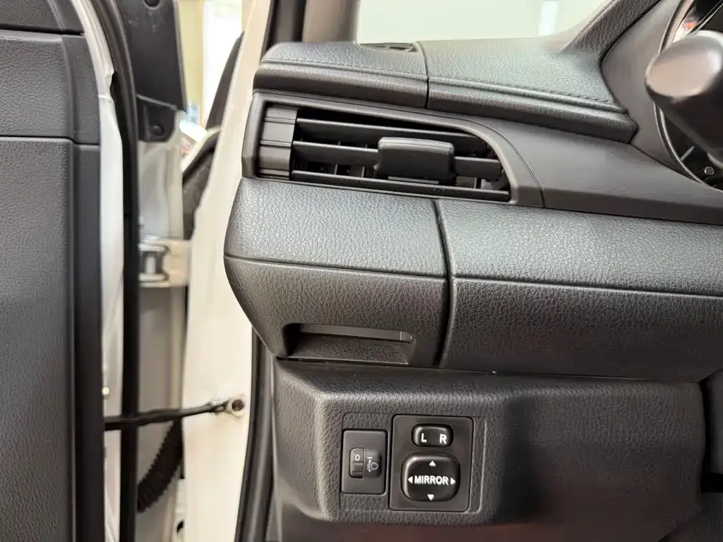 Toyota Yaris L — фото 9