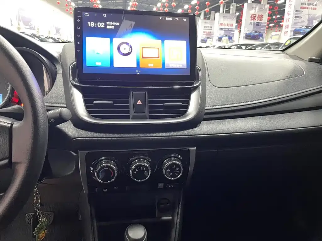 Toyota Yaris L — фото 10