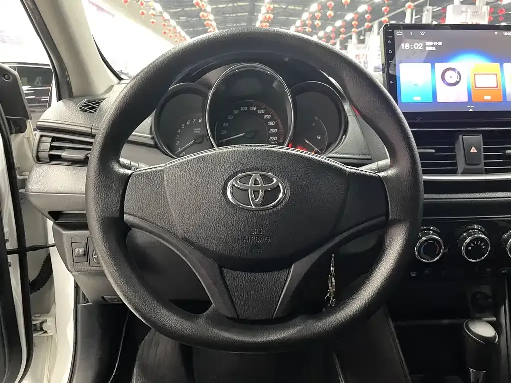 Toyota Yaris L — фото 7