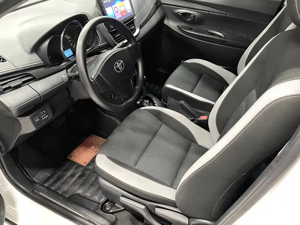 Toyota Yaris L — фото 8