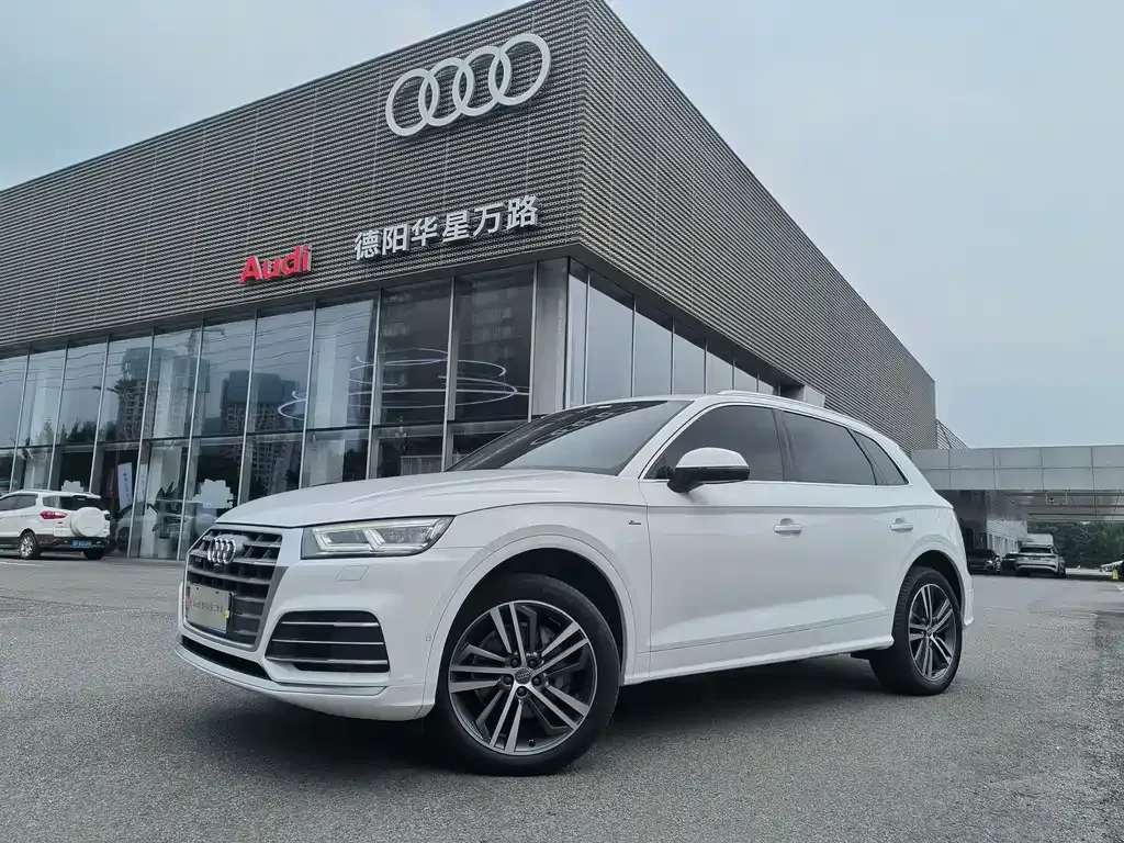 Audi Q5L — фото 1