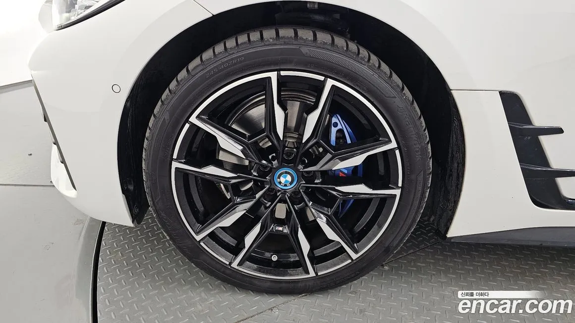 BMW i4 — фото 5