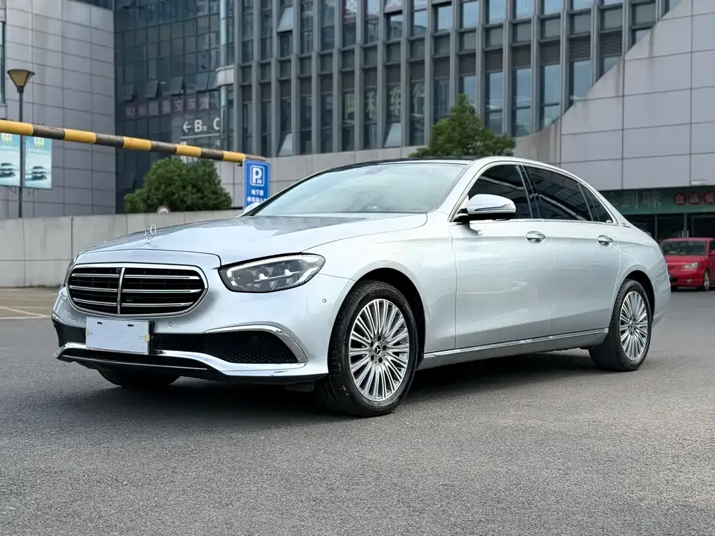Mercedes-Benz E-Class — фото 1