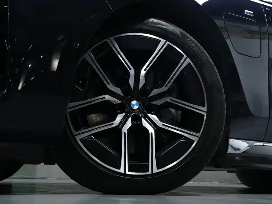 BMW i7 — фото 3