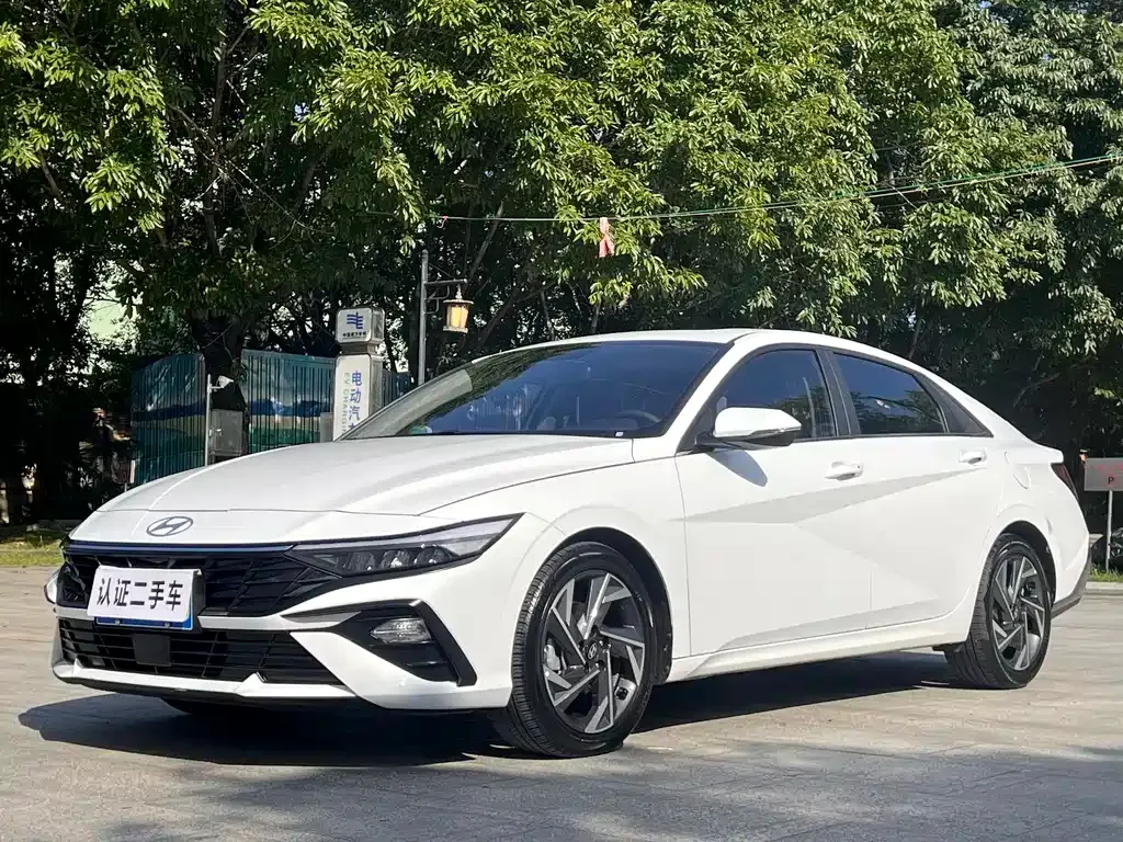 Hyundai Elantra — фото 1