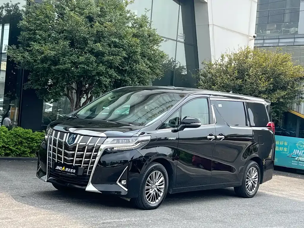 Toyota Alphard — фото 1