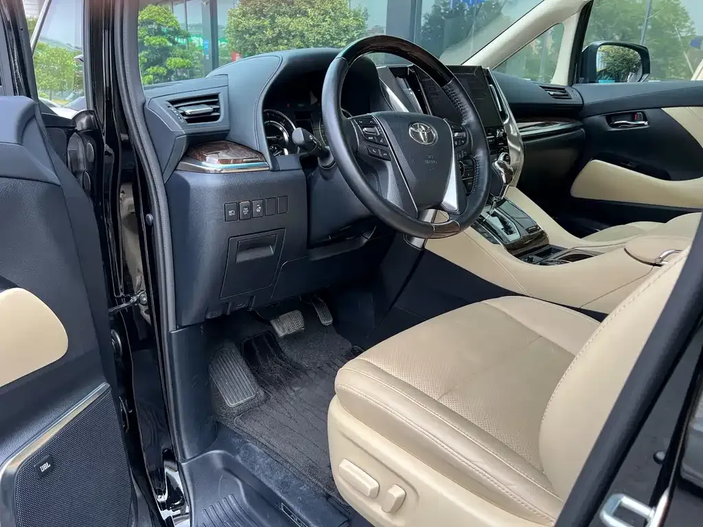 Toyota Alphard — фото 2