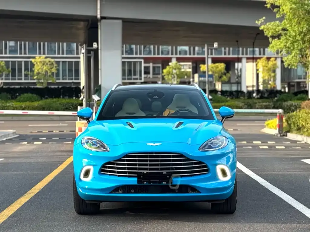 Aston Martin DBX — фото 1