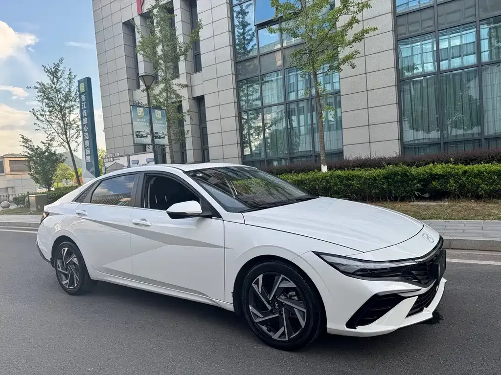Hyundai Elantra — фото 1
