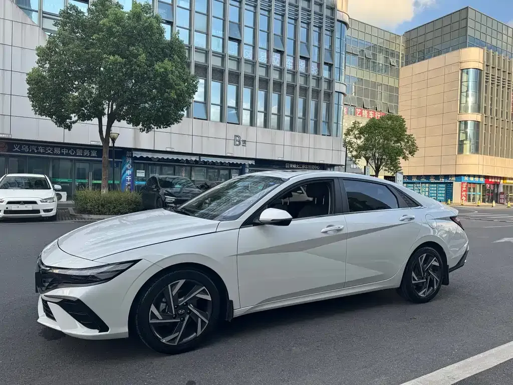 Hyundai Elantra — фото 3