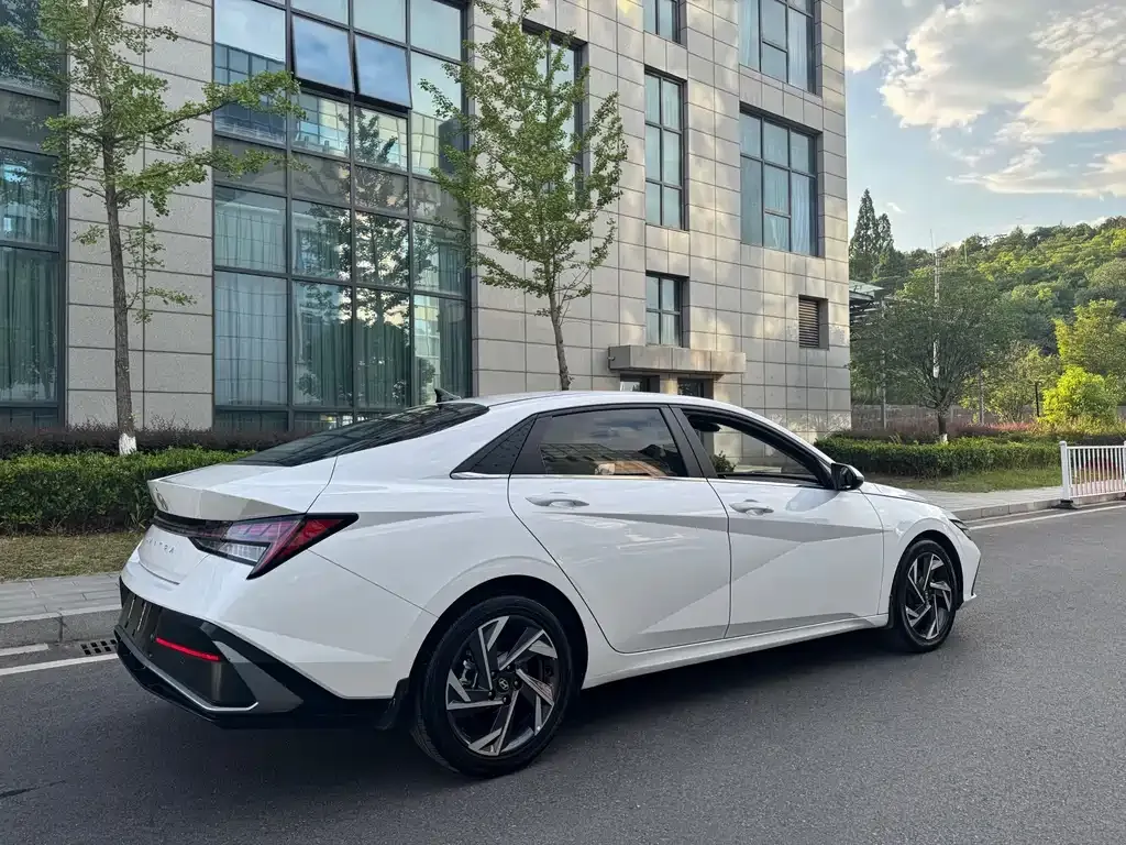 Hyundai Elantra — фото 7