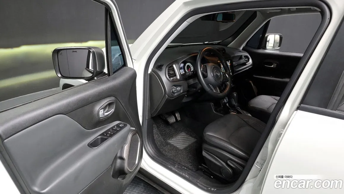 Jeep Renegade — фото 10