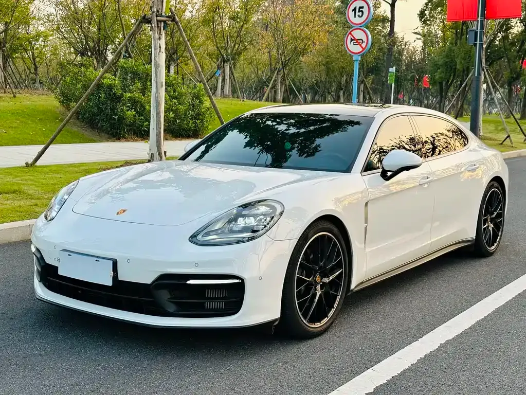 Porsche Panamera — фото 1