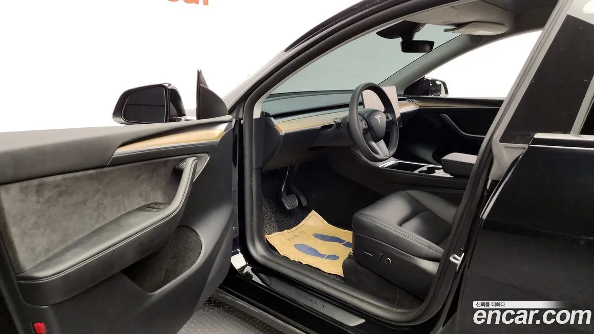 Tesla Model Y — фото 10