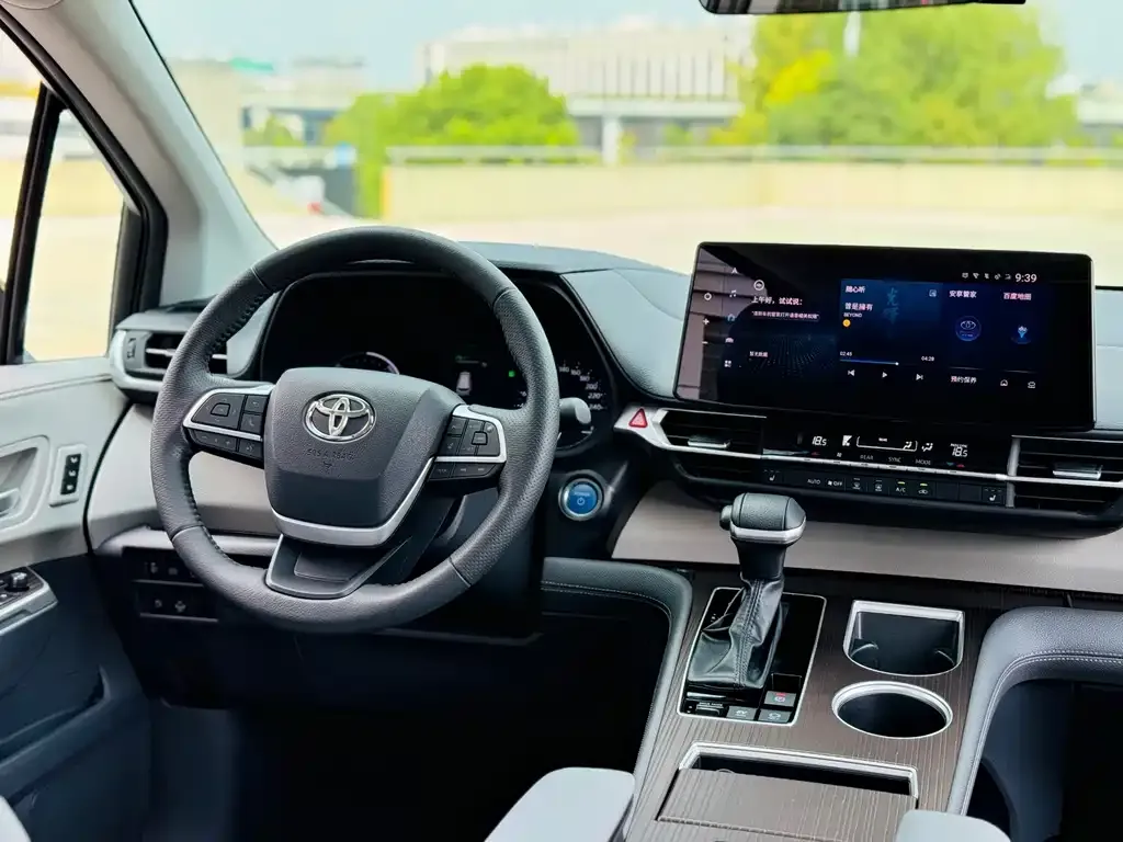 Toyota Granvia — фото 10