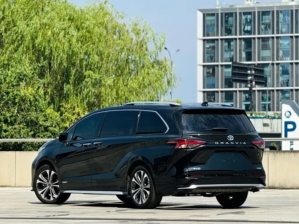 Toyota Granvia — фото 3