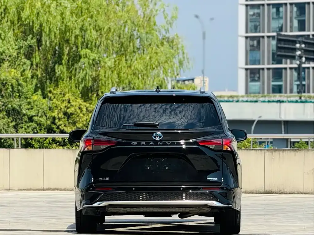 Toyota Granvia — фото 4
