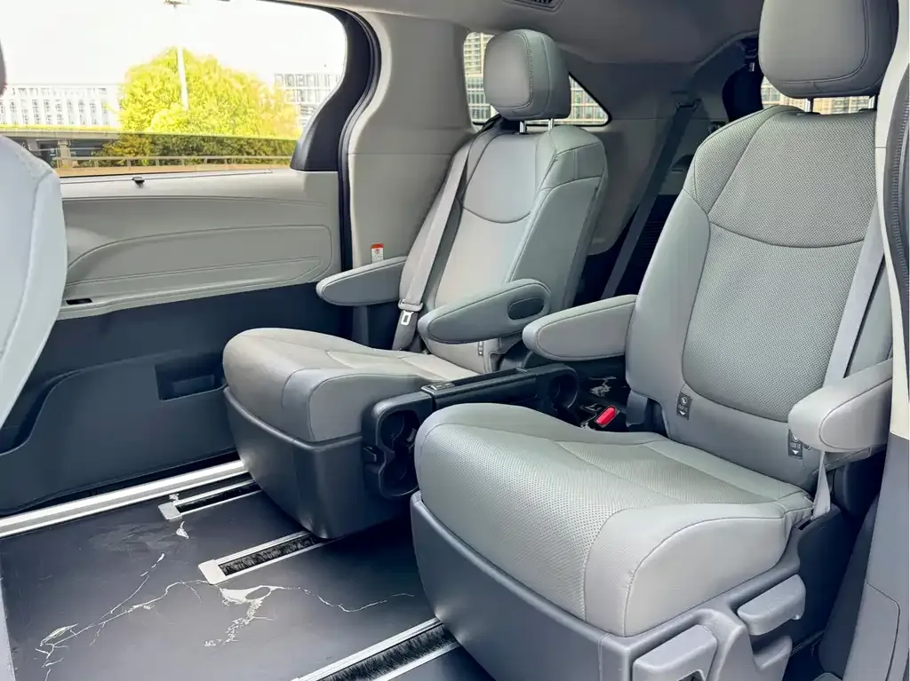 Toyota Granvia — фото 7
