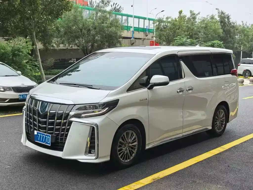 Toyota Alphard — фото 1