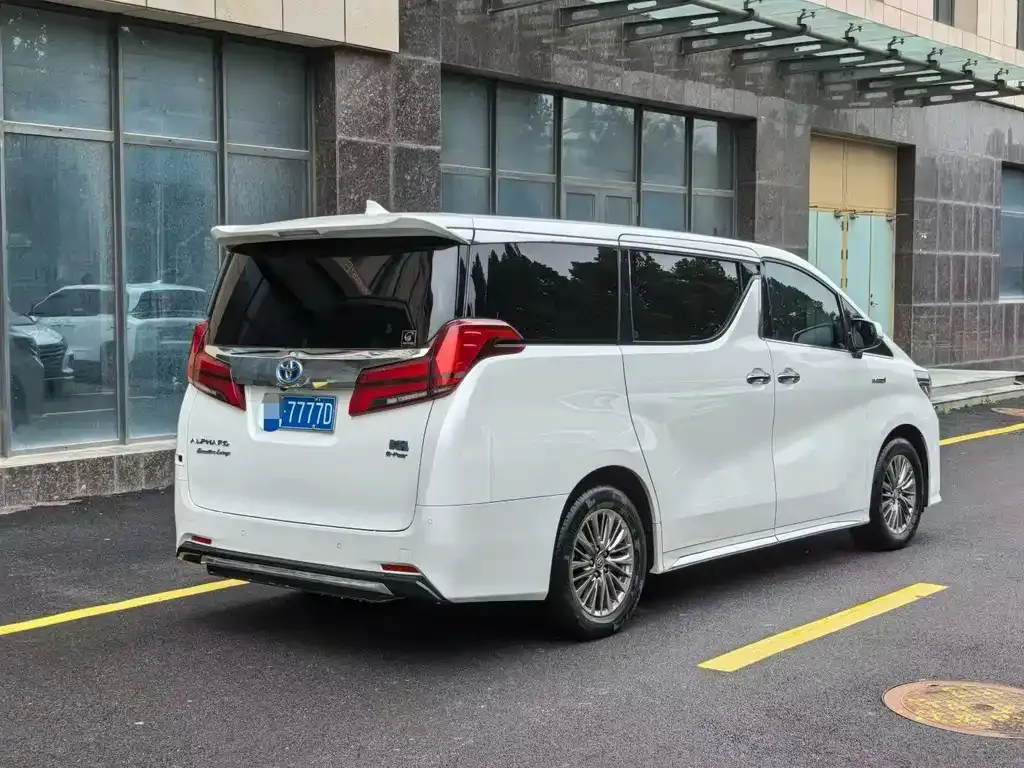 Toyota Alphard — фото 4