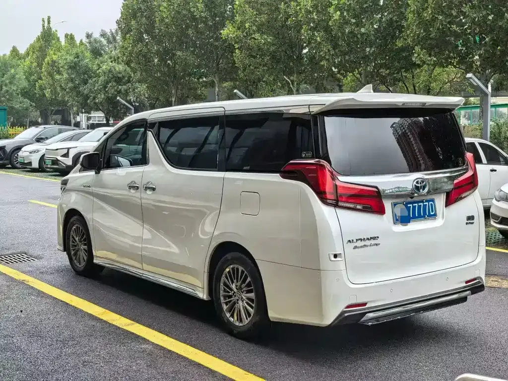 Toyota Alphard — фото 6
