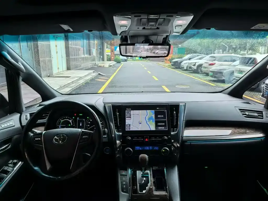 Toyota Alphard — фото 8
