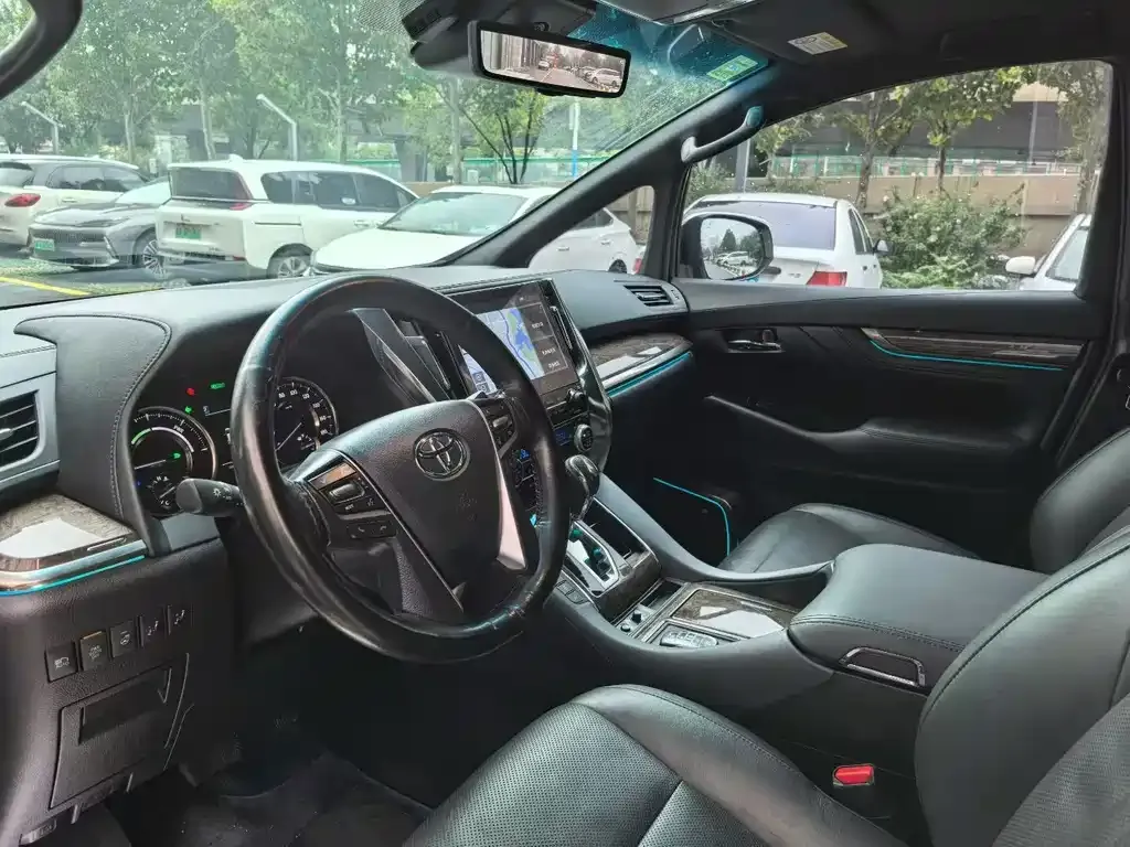 Toyota Alphard — фото 9